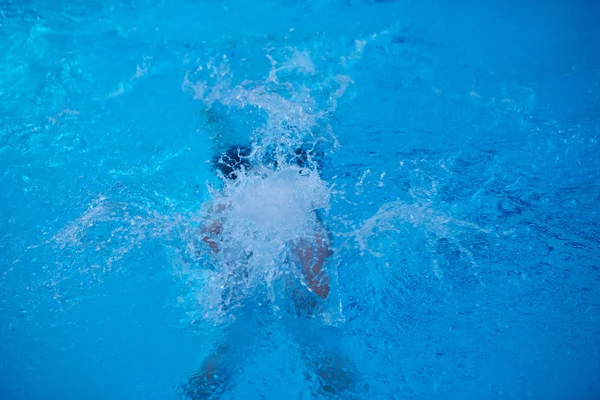 屋内スイミング プールでの水泳 — ストック写真