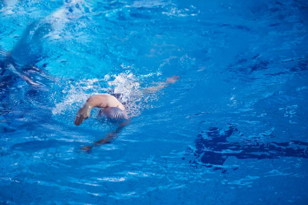 Κολυμβητής στην εσωτερική πισίνα — Φωτογραφία Αρχείου