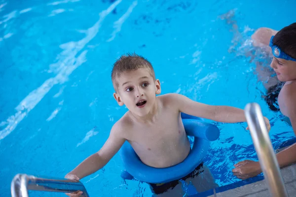 Niño en la piscina — Foto de Stock