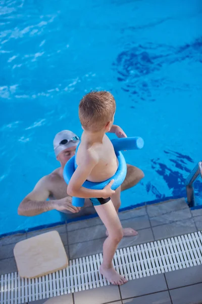 Niño en la piscina — Foto de Stock