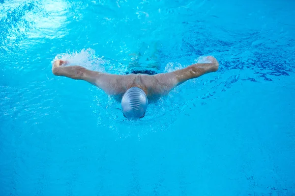 Nuotatore in piscina coperta — Foto Stock