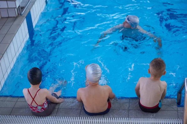 Grup çocuk Yüzme Havuzu — Stok fotoğraf