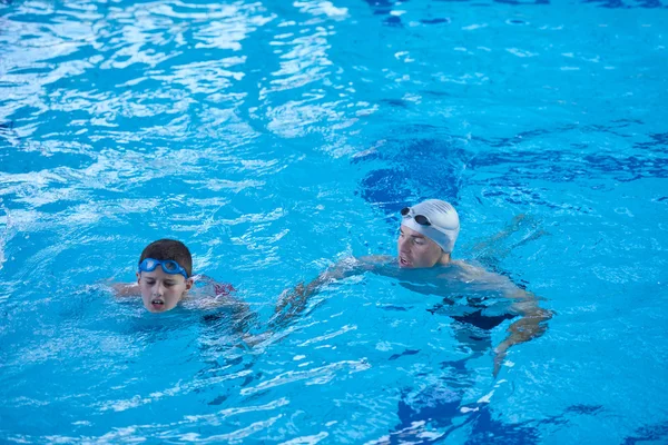 Kinder im Schwimmbadkurs — Stockfoto