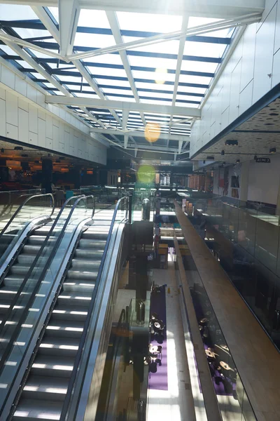 Centro comercial interior escaleras mecánicas —  Fotos de Stock