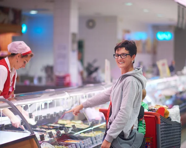 Mulher compras no supermercado — Fotografia de Stock