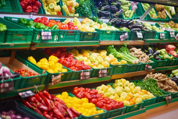 Loja de supermercado com legumes — Fotografia de Stock