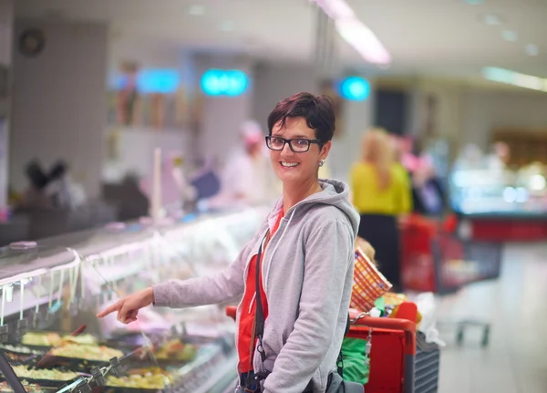 Femme dans le centre commercial supermarché — Photo