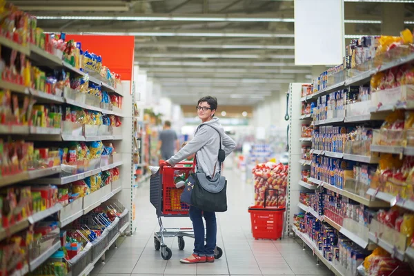 Жінка в супермаркеті ТРЦ — стокове фото