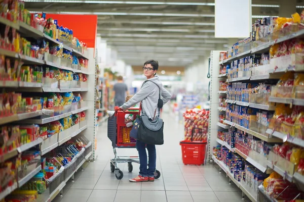 Kvinna i snabbköpet mall — Stockfoto