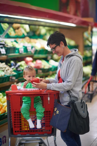 Madre con bambino nello shopping m — Foto Stock