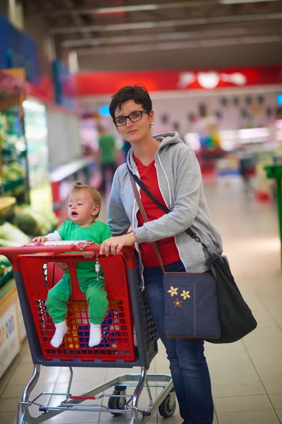 Mamma med bebis shopping — Stockfoto