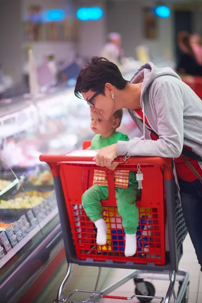 Matka s dítětem, nakupování — Stock fotografie