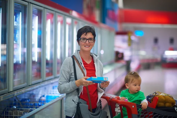 Mère avec des achats de bébé — Photo