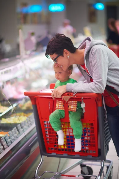 Madre con bebé de compras — Foto de Stock