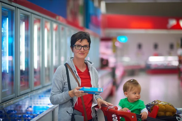 Mãe com bebê compras — Fotografia de Stock