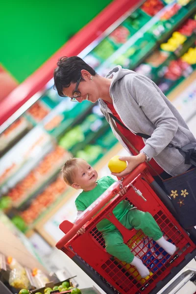 Mamma med bebis shopping — Stockfoto