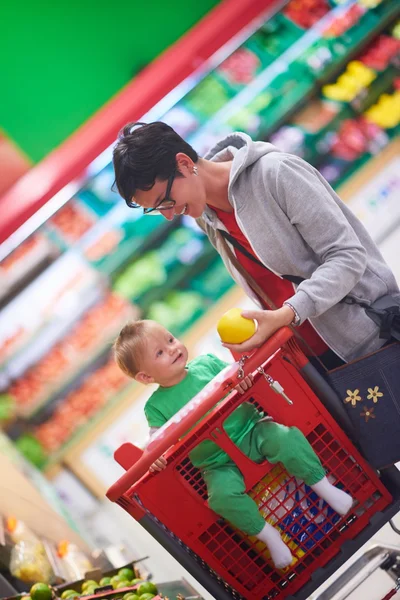 Mamma med bebis shopping — Stockfoto