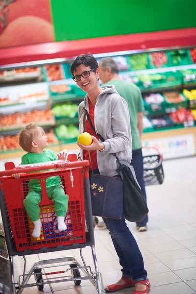 Mamma med bebis shopping — Stockfoto