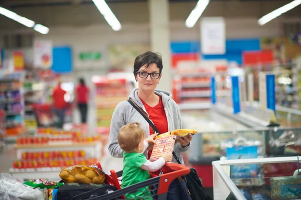 Mamma med bebis shopping — Stockfoto