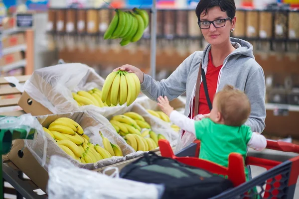 Mamma med bebis shopping — Stockfoto