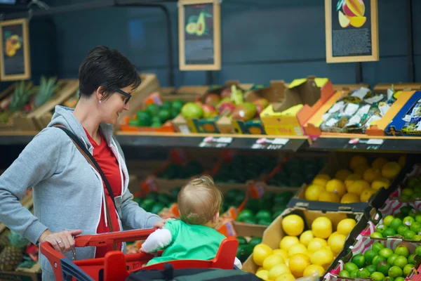 Mutter mit Baby beim Einkaufen — Stockfoto