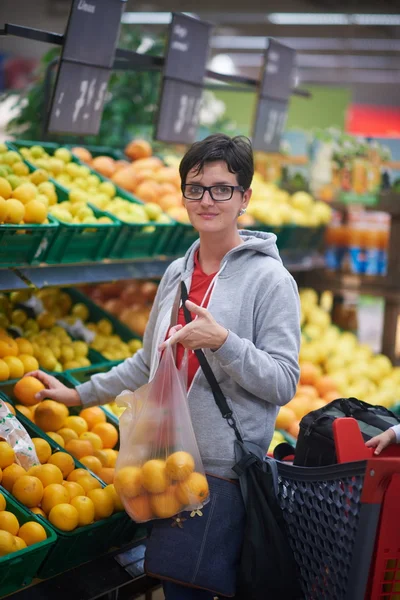 Donna nello shopping del supermercato — Foto Stock