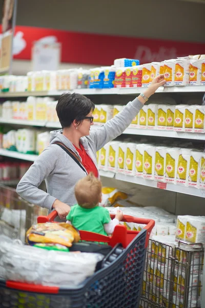 Mamma med bebis shopping — Stockfoto