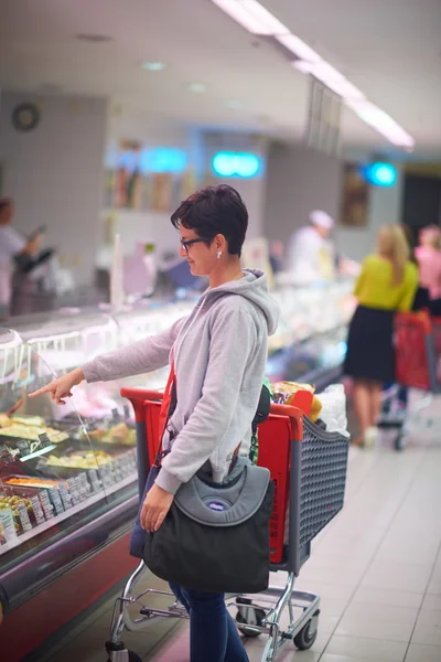 Donna nello shopping del supermercato — Foto Stock