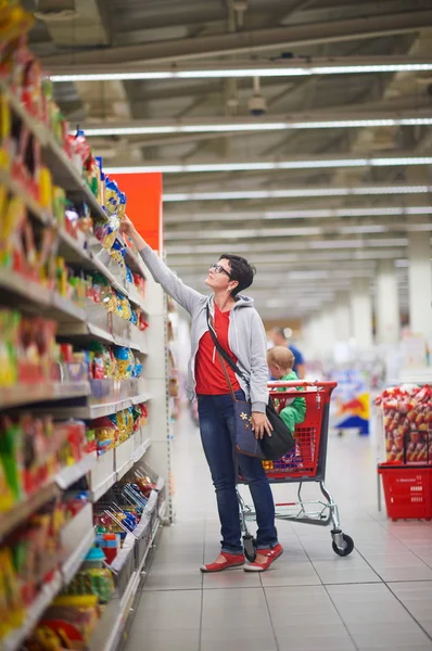 Madre con bebé de compras — Foto de Stock