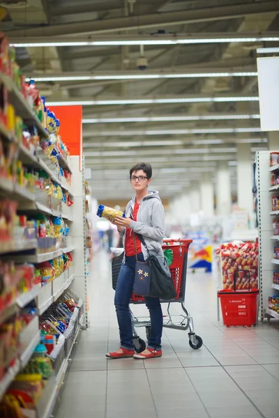 Mamma med bebis shopping — Stockfoto