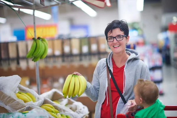 Mamma med bebis shopping — Stockfoto