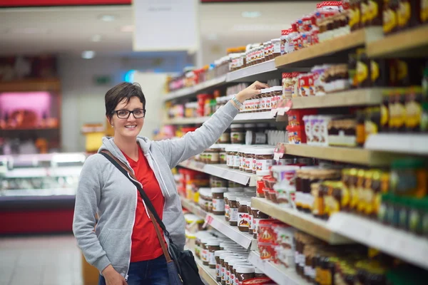 Donna nello shopping del supermercato — Foto Stock