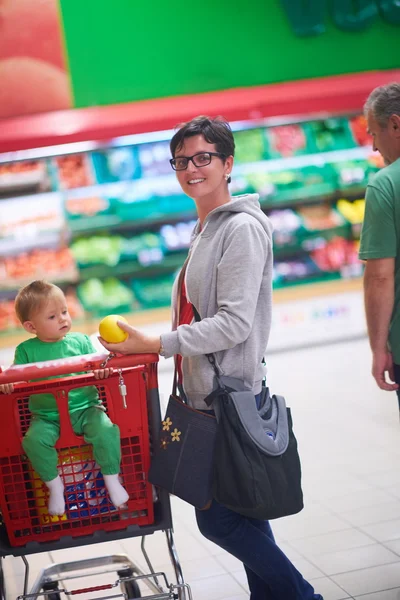 Matka z dzieckiem zakupy — Zdjęcie stockowe