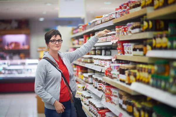 Mujer en supermercado de compras — Foto de Stock