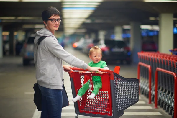 ショッピングの赤ちゃんと母親 — ストック写真