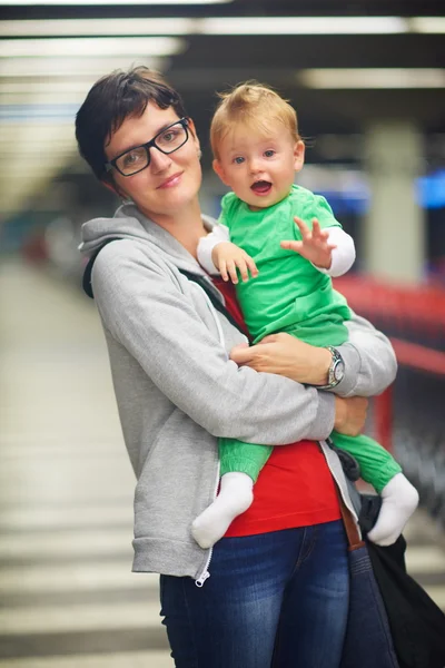 Mãe com bebê compras — Fotografia de Stock