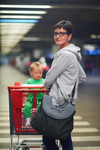 Madre con bebé de compras — Foto de Stock