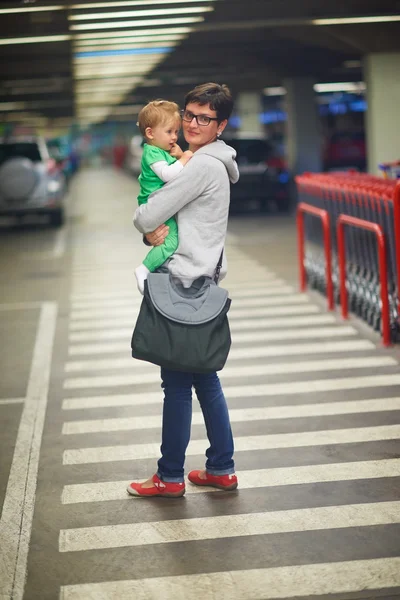 Mère avec des achats de bébé — Photo