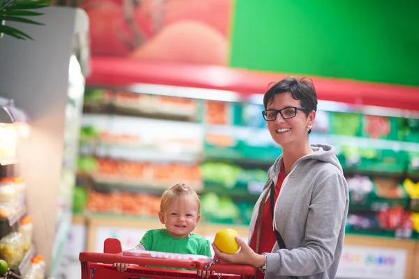 Mamma med bebis shopping — Stockfoto