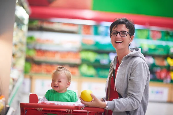 Mamma med bebis shopping — Stockfoto