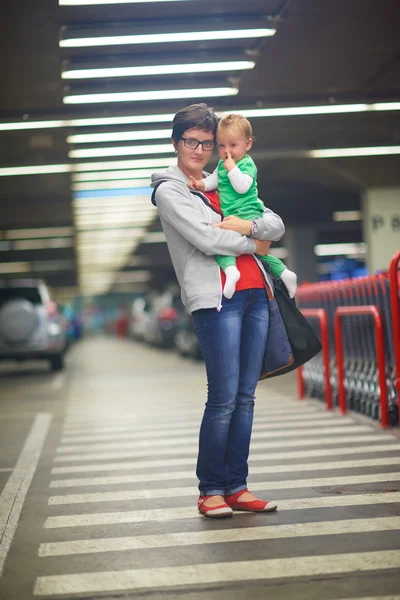 Мать с ребенком покупки — стоковое фото