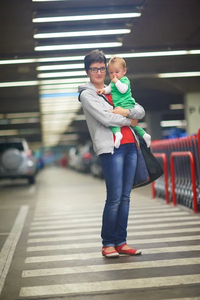 Mutter mit Baby beim Einkaufen — Stockfoto
