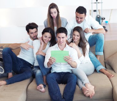 selfie alarak arkadaş grubu