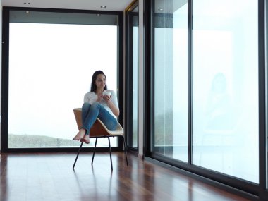 ilk sabah kahve içmek kadın