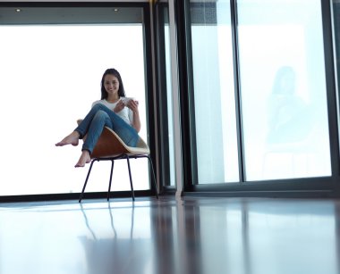 ilk sabah kahve içmek kadın