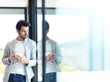 ilk sabah kahve içme adam