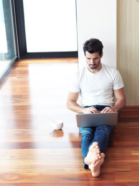 Dizüstü bilgisayarda çalışan adam