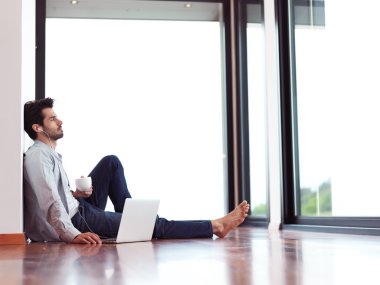 manworking dizüstü bilgisayar üzerinde