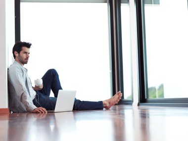 Dizüstü bilgisayarda çalışan adam