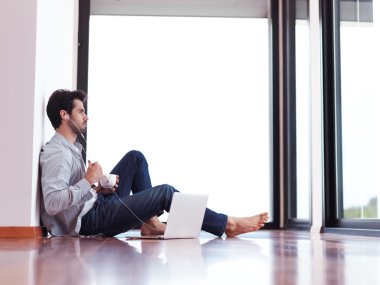 Dizüstü bilgisayarda çalışan adam